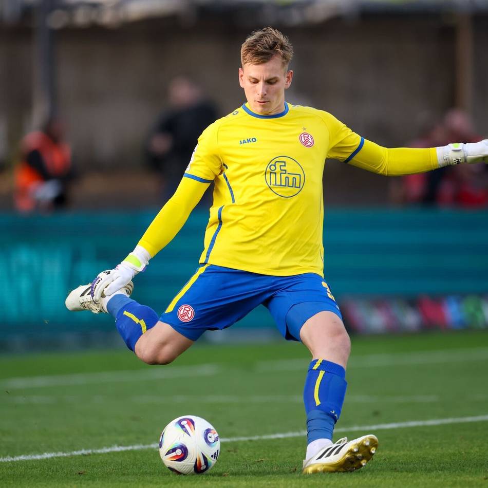 „Ihm geht es wirklich nicht gut“: Eklat in der Dritten Liga – RWE-Keeper Wienand nach Böllerwurf im Krankenhaus