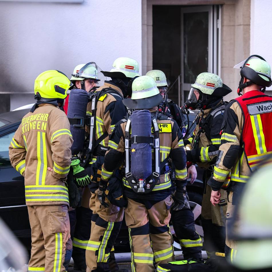 Feuerwehreinsatz in Solingen: Zwei Schwerverletzte bei Kellerbrand – Hubschrauber im Einsatz