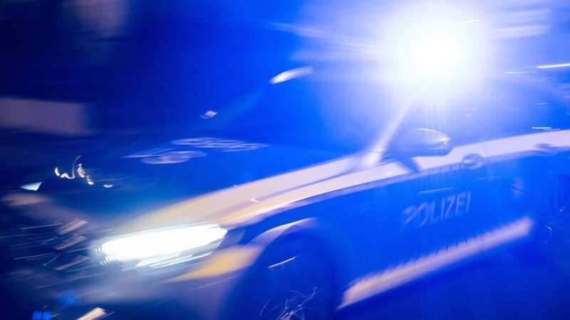 Auf der Autobahn 52 bei Viersen: Gegenstand auf fahrendes Auto geworfen?