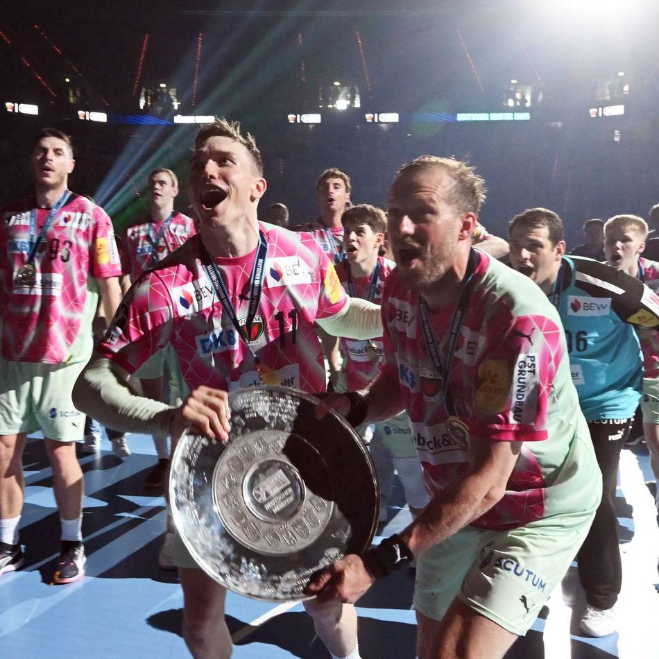 „Kann es noch nicht ganz glauben“: Irre Wende – Meisterschale der Füchse im Keller wiedergefunden