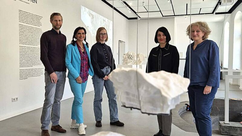 Ausstellung in der Alten Post in Neuss: Künstlerinnen zeigen faszinierende Gesteinswelten