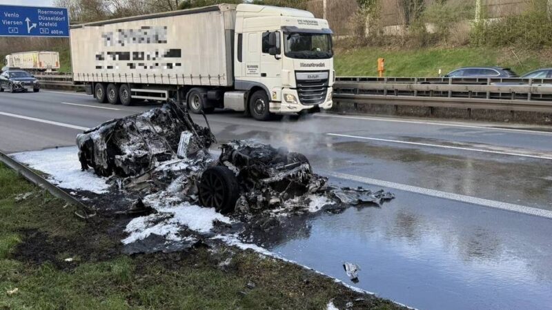Bei Mönchengladbach: Auto brennt auf der A61 – Vollsperrung in beide Fahrtrichtungen