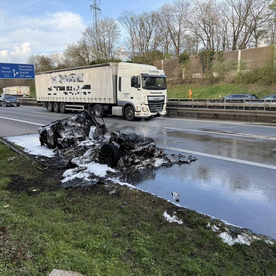 Bei Mönchengladbach: Auto brennt auf der A61 – Vollsperrung in beide Fahrtrichtungen