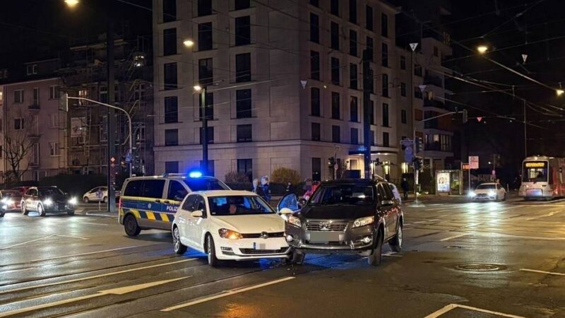 Unfall in Düsseldorf: Autos stoßen mitten auf zentraler Kreuzung zusammen