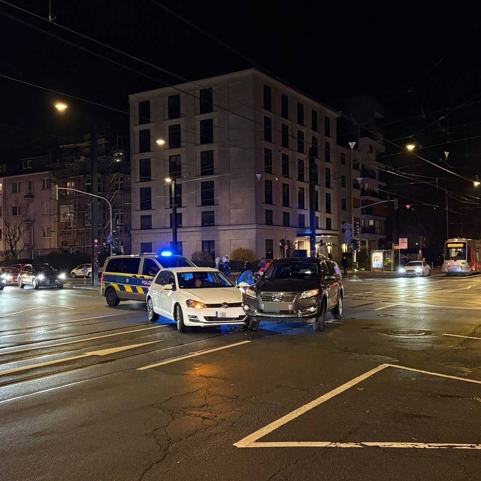 Unfall in Düsseldorf: Autos stoßen mitten auf zentraler Kreuzung zusammen