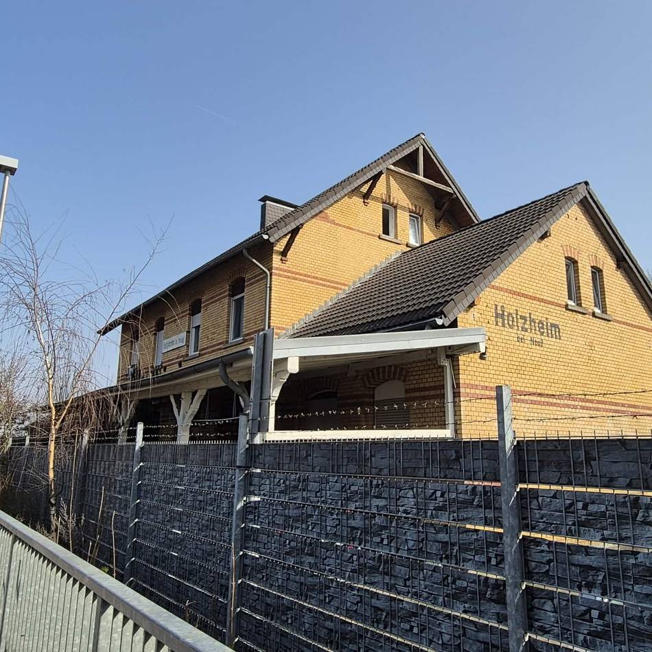 Für das alte Bahnhofsgebäude gibt es spektakuläre Pläne: „Das hat uns vorher in Holzheim gefehlt“