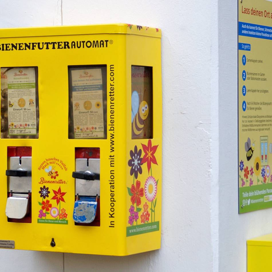 Am Rathaus Brüggen: Bienenfutterautomat ist zurück aus der Winterpause