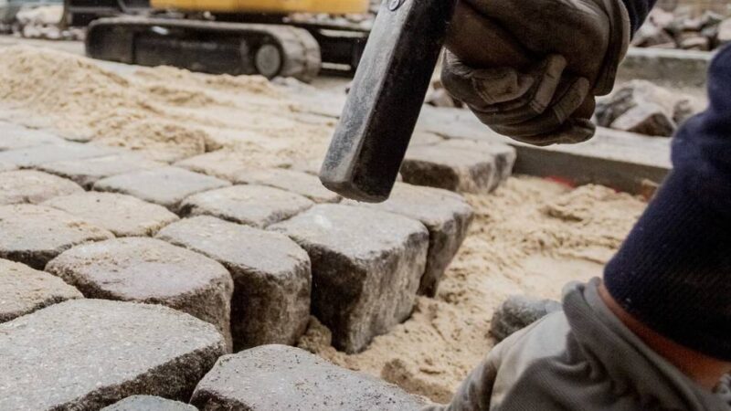 In Mönchengladbacher Grünanlage: Vandalen reißen Steine aus Gehweg – zweimal hintereinander