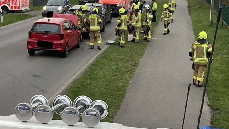 Eine Person im Krankenhaus: Drei Pkw stoßen auf B 57 in Alpen zusammen