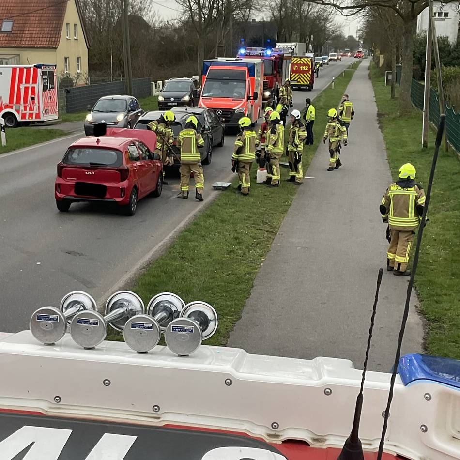 Eine Person im Krankenhaus: Drei Pkw stoßen auf B 57 in Alpen zusammen