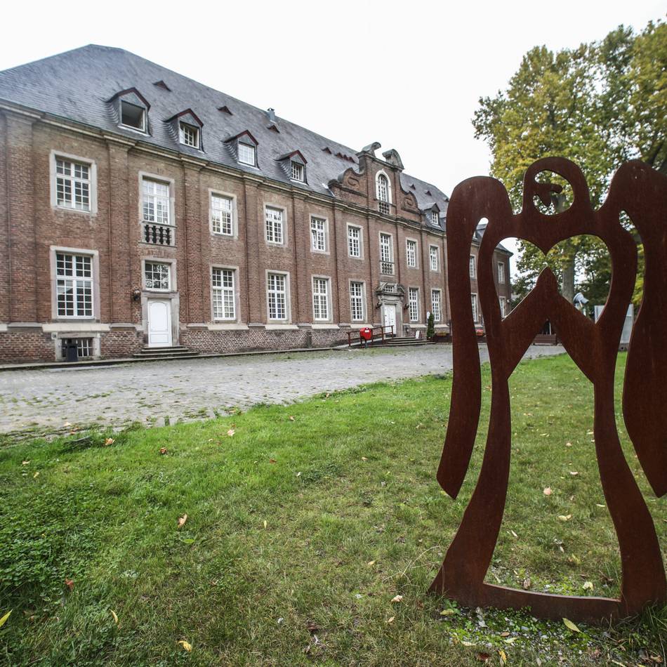 Kunst-Wochenende in Grevenbroich: Himmelsbilder und Sommermarkt im Kloster Langwaden