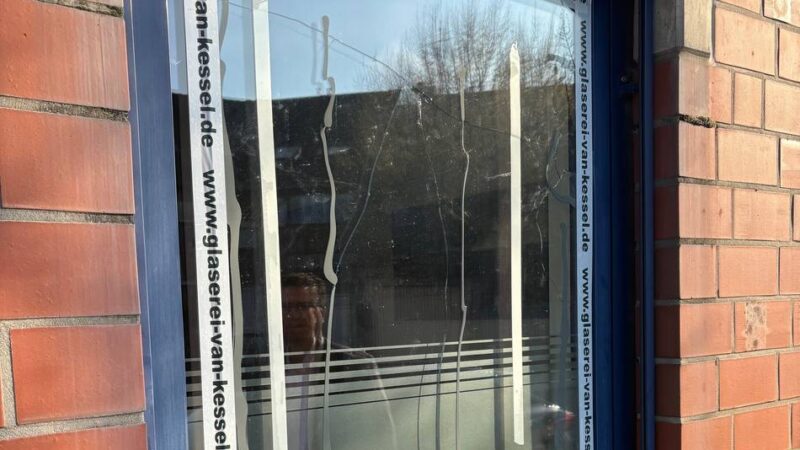 Vandalismus in Nettetal: Fenster am Rathaus und bei der Nettekultur beschädigt