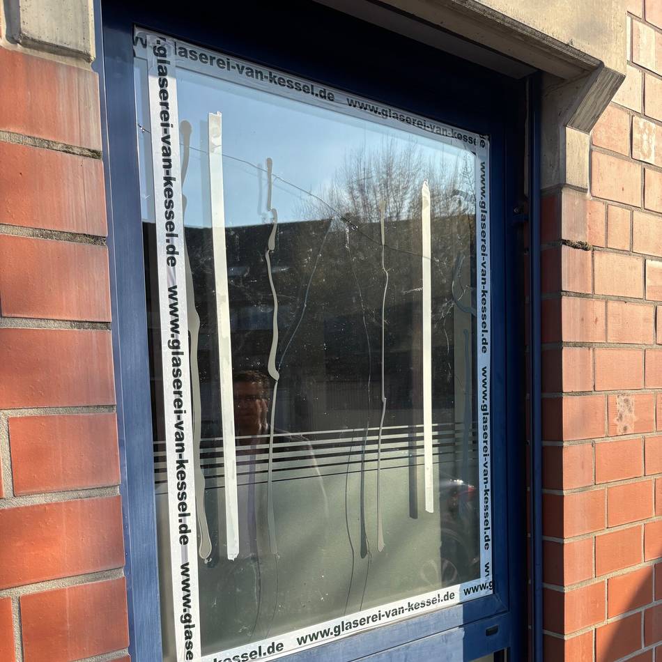 Vandalismus in Nettetal: Fenster am Rathaus und bei der Nettekultur beschädigt