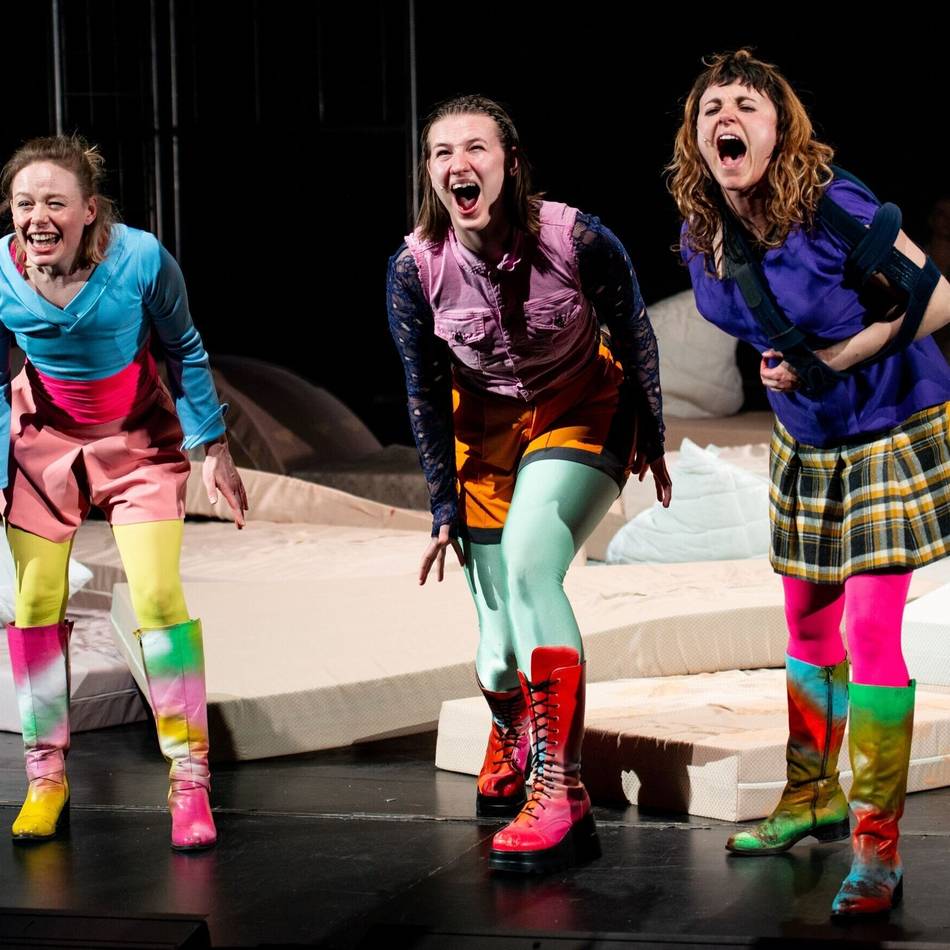 Premiere im RLT – Die Wut, die bleibt.: Was passiert, wenn die Mutter aus dem Fenster springt?