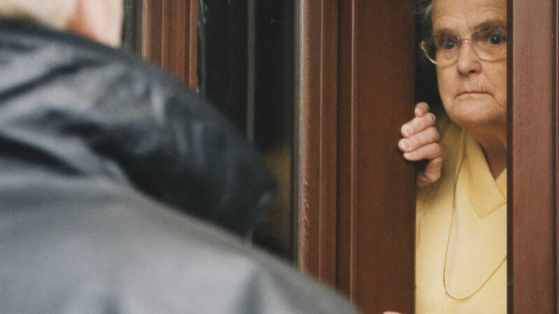 Betrugsfall in Hilden: Falscher Bankmitarbeiter zockt Seniorin ab