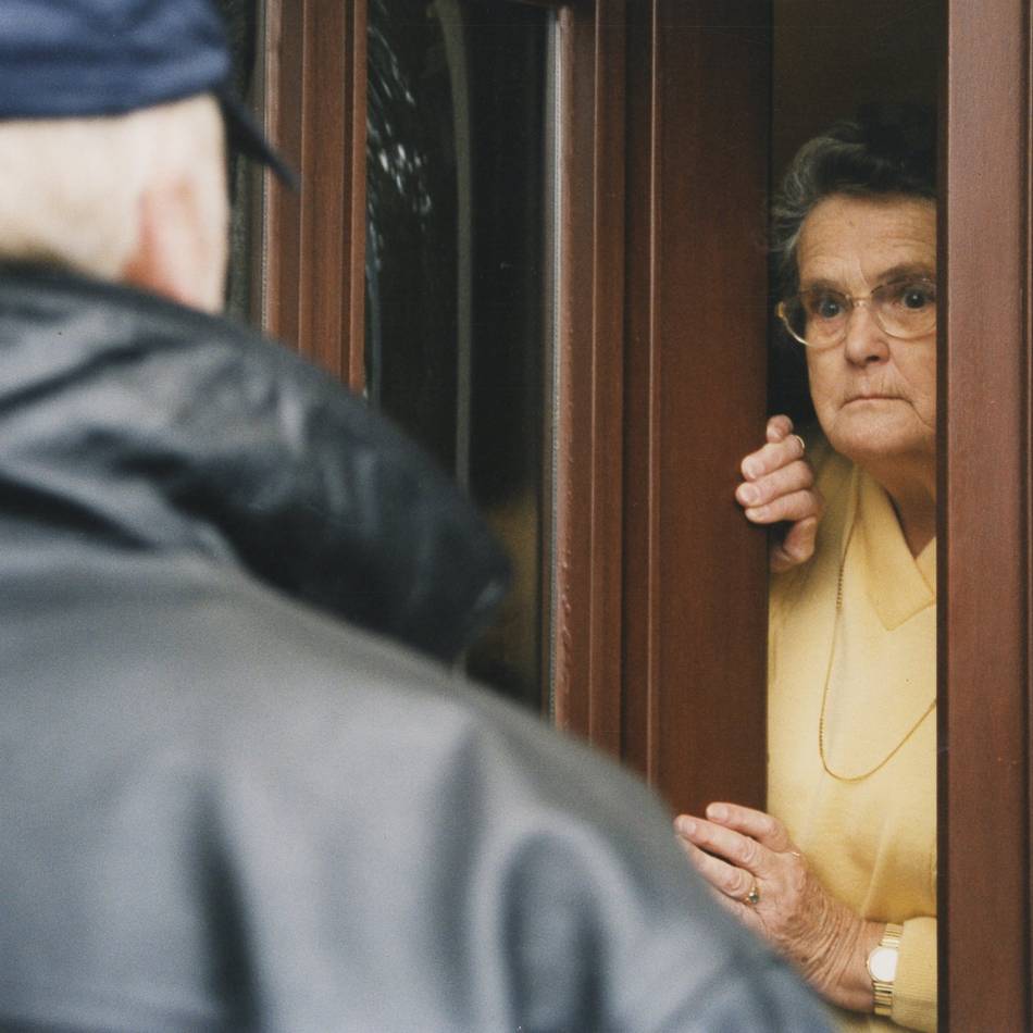 Betrugsfall in Hilden: Falscher Bankmitarbeiter zockt Seniorin ab