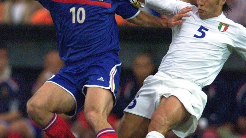 Event im „Gare du Neuss“: Schätze aus Stoff – Neuss wird zum Treffpunkt für Trikotjäger