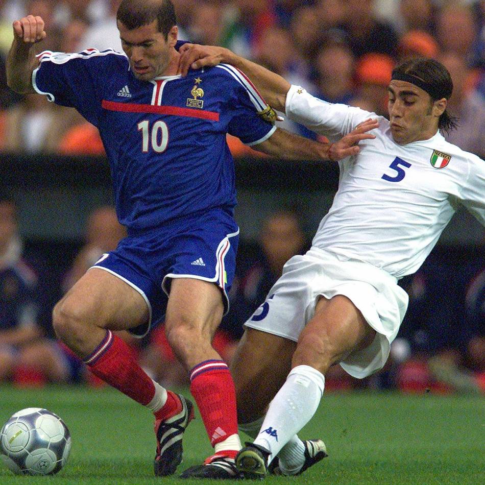 Event im „Gare du Neuss“: Schätze aus Stoff – Neuss wird zum Treffpunkt für Trikotjäger