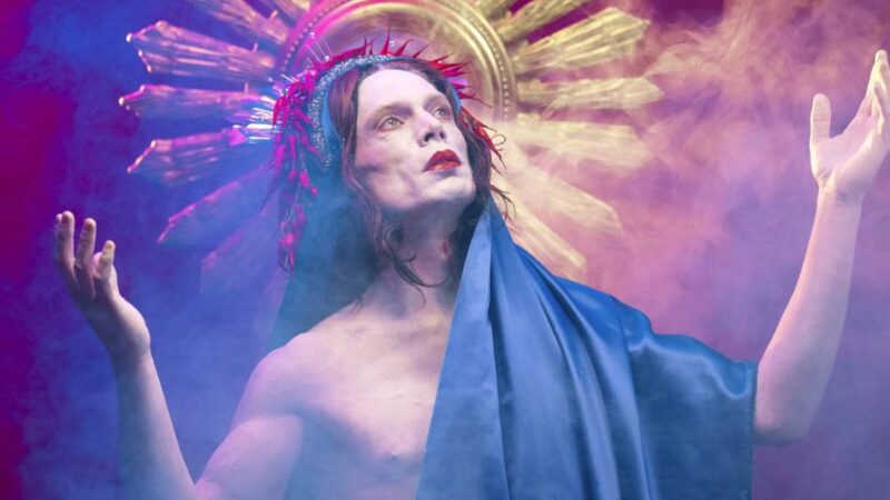 Performance im Tanzhaus: Ben J. Riepe spiegelt die Gegenwart in beunruhigenden Bildern