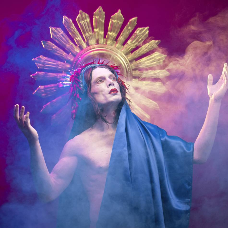 Performance im Tanzhaus: Ben J. Riepe spiegelt die Gegenwart in beunruhigenden Bildern