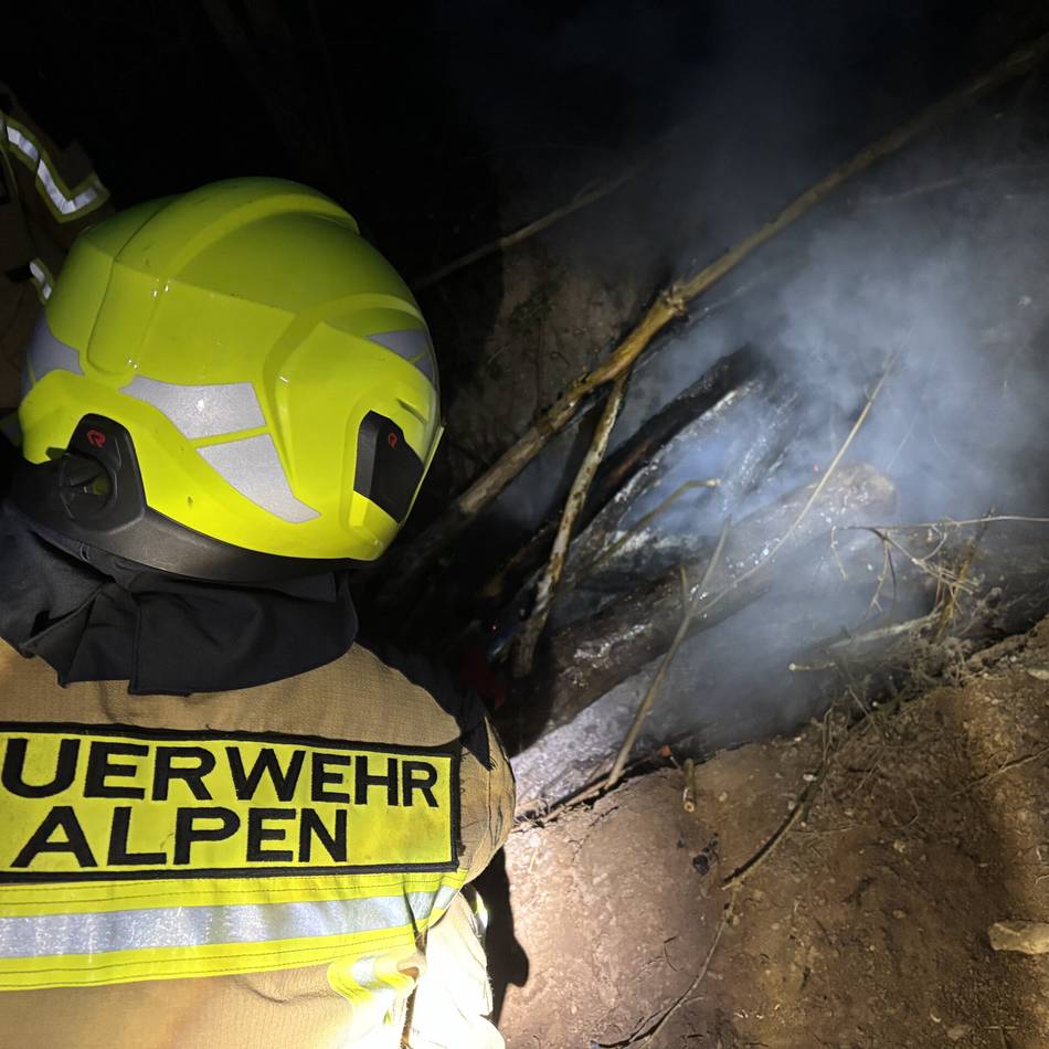 Unkontrolliertes Feuer: Feuerwehr löscht Brand am Freizeitsee in Menzelen