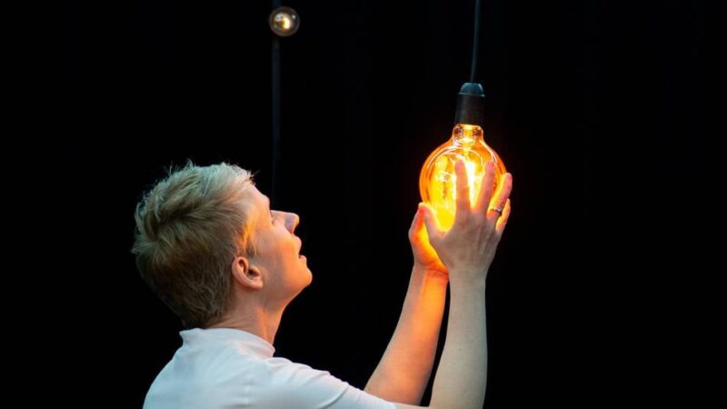 Großartige Konstellationen im Rheinischen Landestheater: Das Leben ist ein Universum voller Möglichkeiten