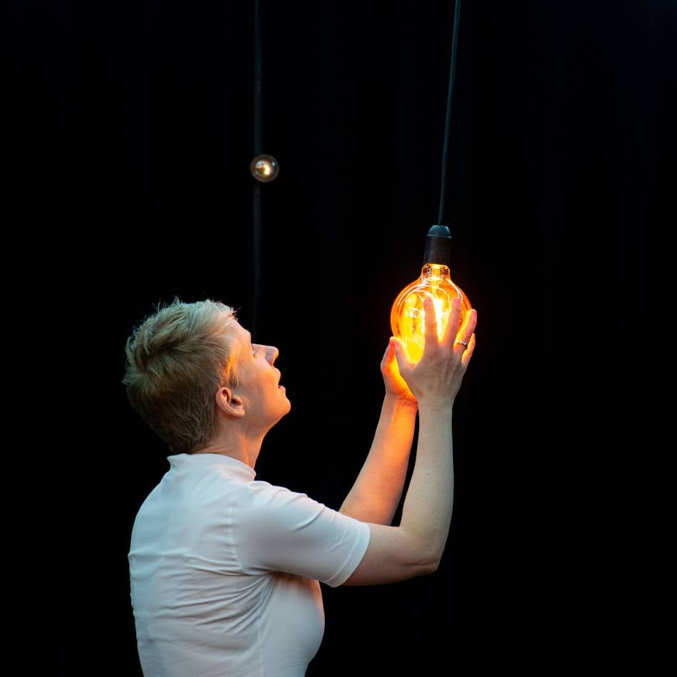 Großartige Konstellationen im Rheinischen Landestheater: Das Leben ist ein Universum voller Möglichkeiten