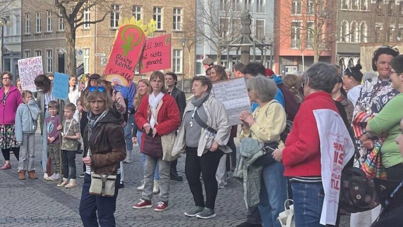 Neuser Frauen kämpfen für Gleichberechtigung: „Wir arbeiten 9,8 Stunden pro Woche mehr – und verdienen weniger“