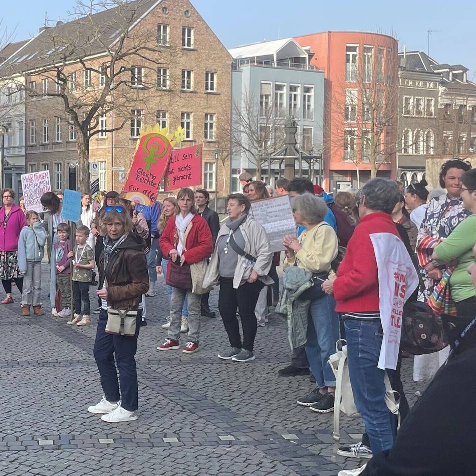 Neuser Frauen kämpfen für Gleichberechtigung: „Wir arbeiten 9,8 Stunden pro Woche mehr – und verdienen weniger“