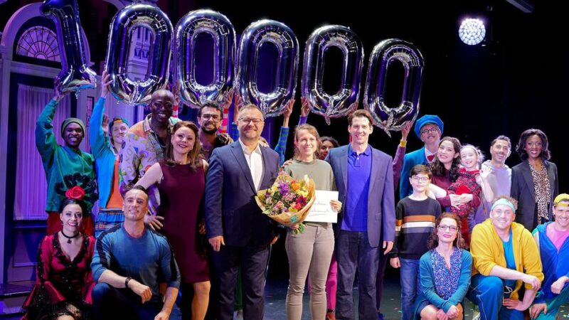 Noch bis zum 12. April in Düsseldorf: Hunderttausendste Besucherin bei Mrs. Doubtfire auf der Bühne überrascht