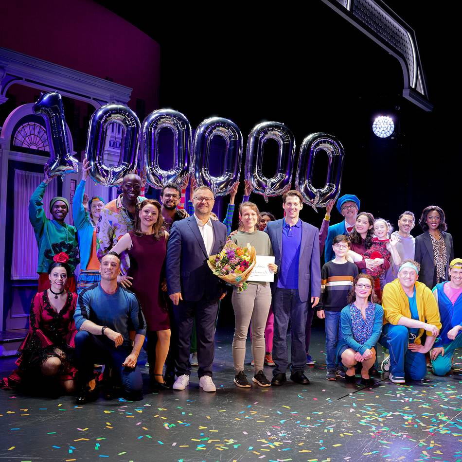 Noch bis zum 12. April in Düsseldorf: Hunderttausendste Besucherin bei Mrs. Doubtfire auf der Bühne überrascht