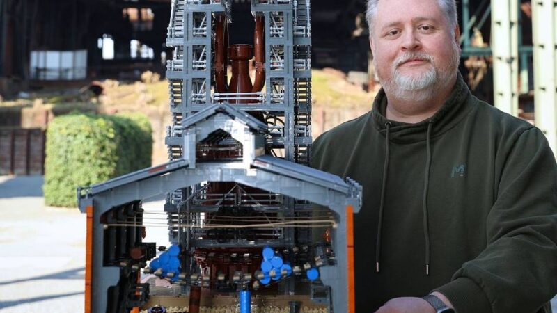 Ein Stück Ruhrgebiet im Miniformat: Modellbauer baut Duisburger Hochofen aus 13.927 Legosteinen