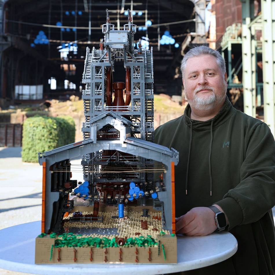 Ein Stück Ruhrgebiet im Miniformat: Modellbauer baut Duisburger Hochofen aus 13.927 Legosteinen