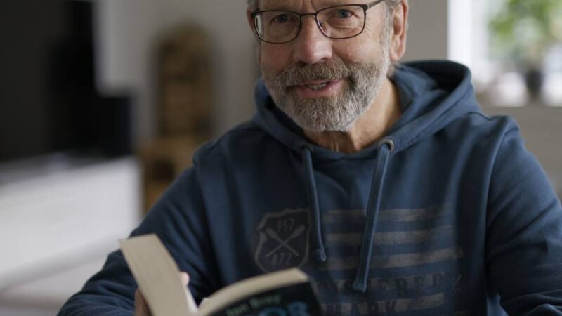 Neuer Krimi aus Mönchengladbach: Arnold Küsters entführt in „Moornacht“ in neblige Weiten