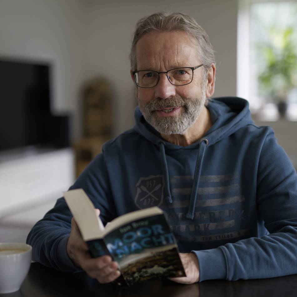 Neuer Krimi aus Mönchengladbach: Arnold Küsters entführt in „Moornacht“ in neblige Weiten