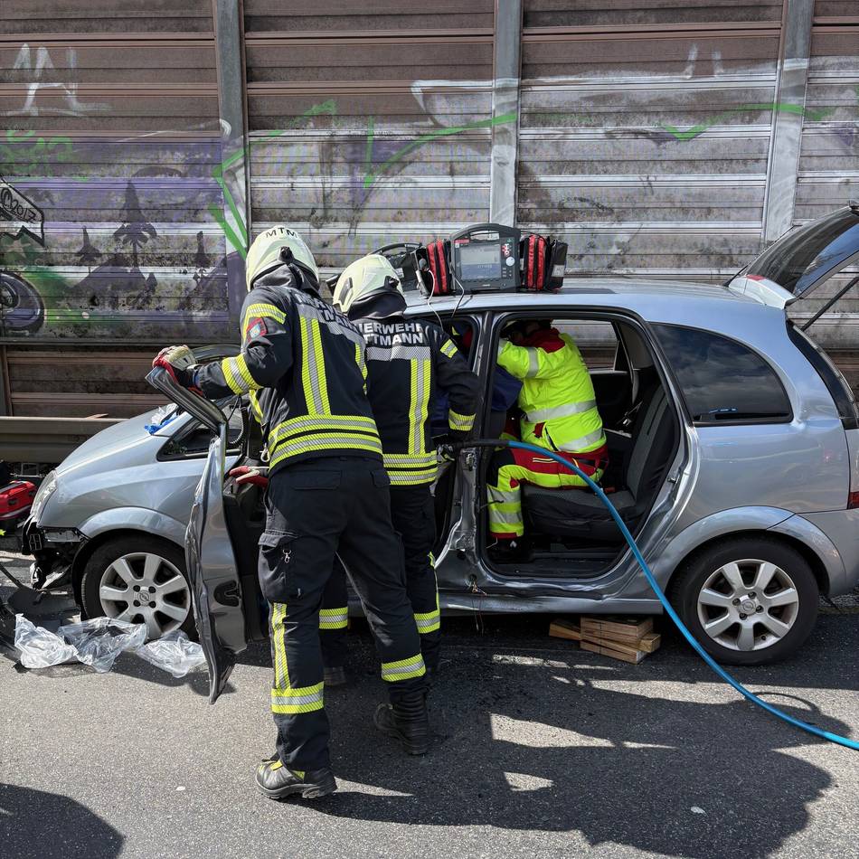 Unfall auf der A3: Feuerwehr befreit Insassen aus zerbeultem Pkw