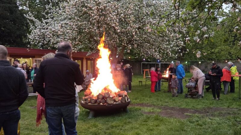 Ostersonntag in Rheinberg: Michaelis-Schützen und KJG laden zum Osterfeuer im Pfarrgarten