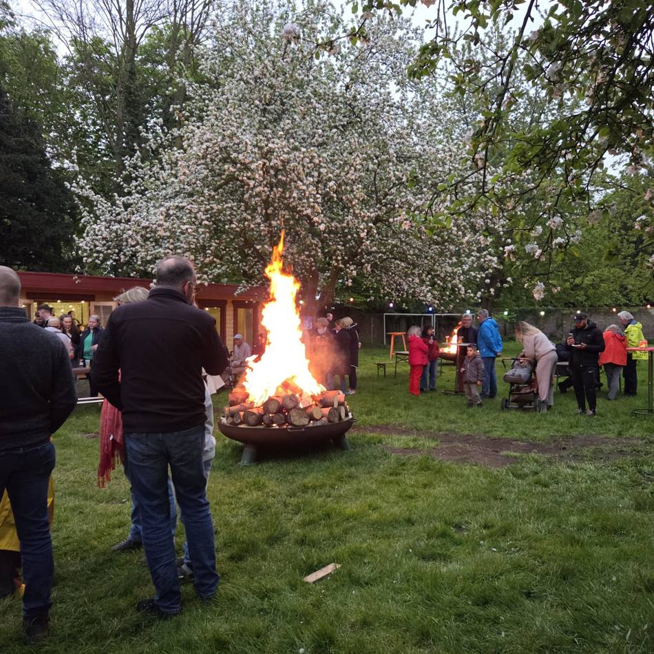 Ostersonntag in Rheinberg: Michaelis-Schützen und KJG laden zum Osterfeuer im Pfarrgarten