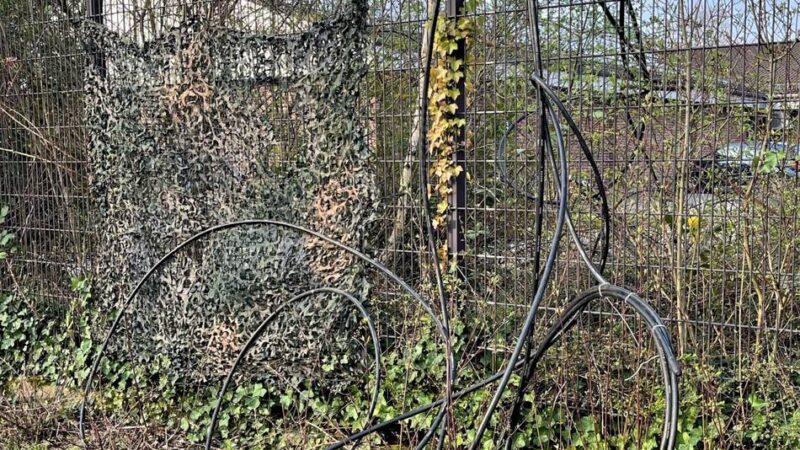 Signalkabel hing über Zaun in Neuss: Wer vermisst ein 40-Meter-Stromkabel?