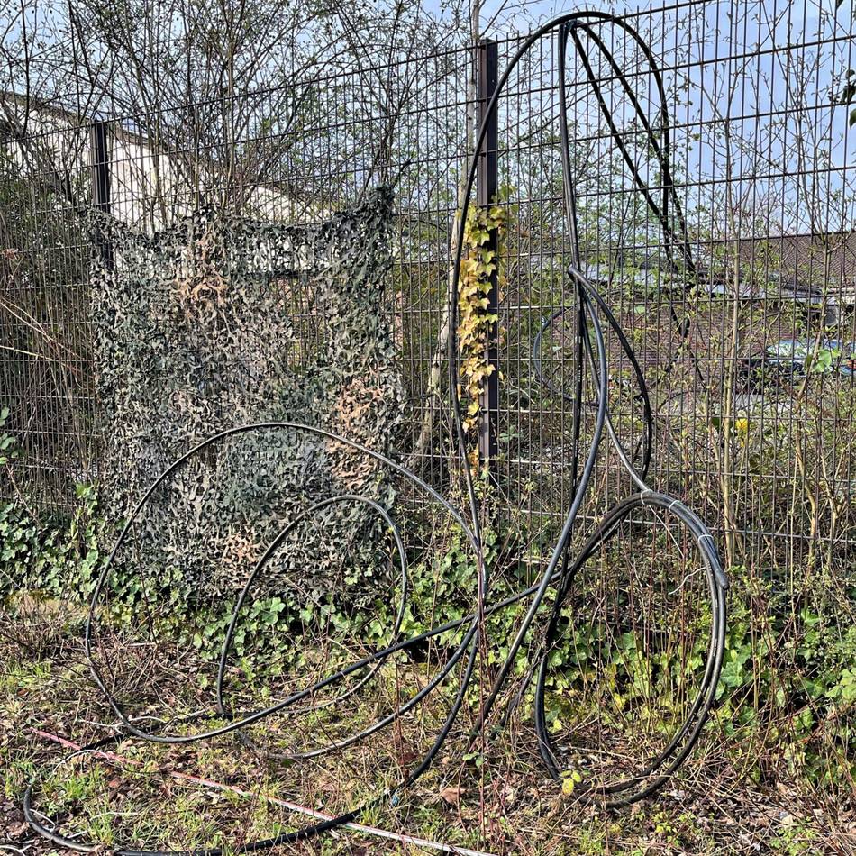 Signalkabel hing über Zaun in Neuss: Wer vermisst ein 40-Meter-Stromkabel?
