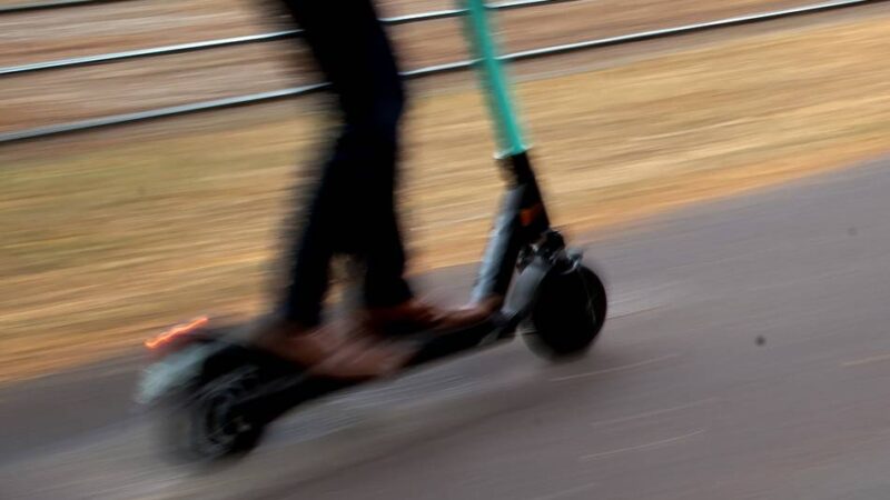 Einbruchsversuch in Wermelskirchen: Jugendliche flüchten nach Steinwurf auf E-Scootern