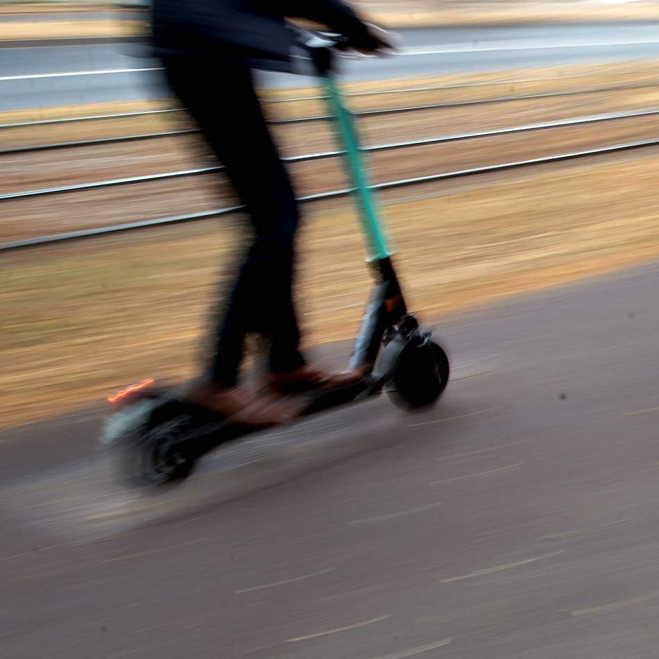 Einbruchsversuch in Wermelskirchen: Jugendliche flüchten nach Steinwurf auf E-Scootern