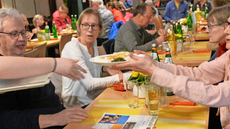 Unter der Kuppel der Christuskirche kann man schlemmen und sich mit anderen unterhalten: Vesperkirche: Ein Treffpunkt nicht nur zum Essen
