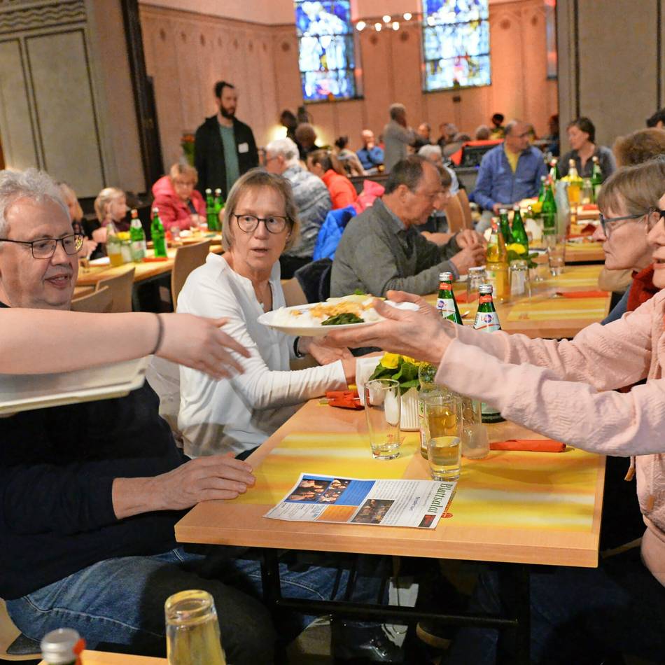 Unter der Kuppel der Christuskirche kann man schlemmen und sich mit anderen unterhalten: Vesperkirche: Ein Treffpunkt nicht nur zum Essen