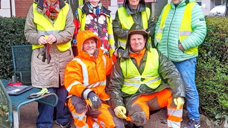 Reichlich engagierte Bürgerinnen und Bürger trotzen dem Dauerregen und tragen zur Verschönerung des Stadtgebietes bei: Anpacken statt resignieren und wegschauen