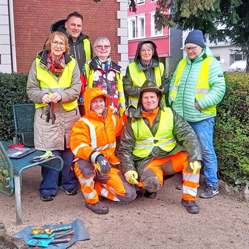 Reichlich engagierte Bürgerinnen und Bürger trotzen dem Dauerregen und tragen zur Verschönerung des Stadtgebietes bei: Anpacken statt resignieren und wegschauen