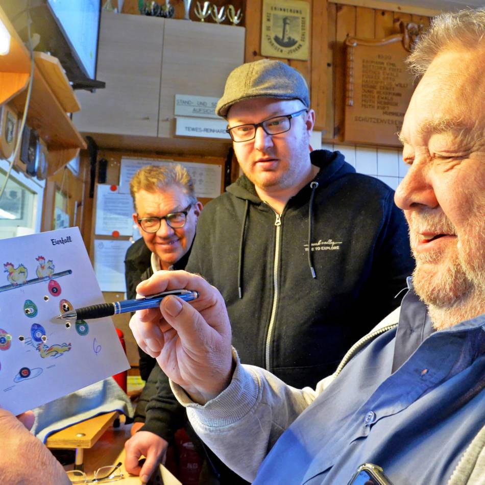 Der Schützenverein Kleine Schweiz freute sich über viele Gäste bei der Traditionsveranstaltung: Nach dem Schießen auf bunte Ostereier ging es gesellig zu