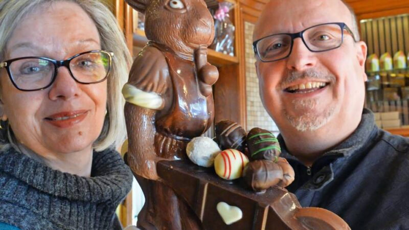Konditormeister Kay Brechten gießt zu Ostern süße Naschereien in Form: Der Schokoladenhase wird „geschminkt“