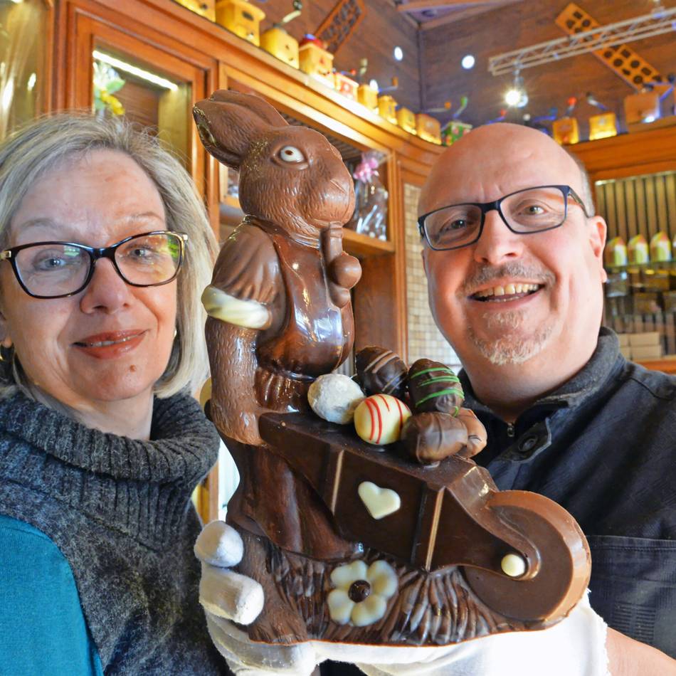 Konditormeister Kay Brechten gießt zu Ostern süße Naschereien in Form: Der Schokoladenhase wird „geschminkt“