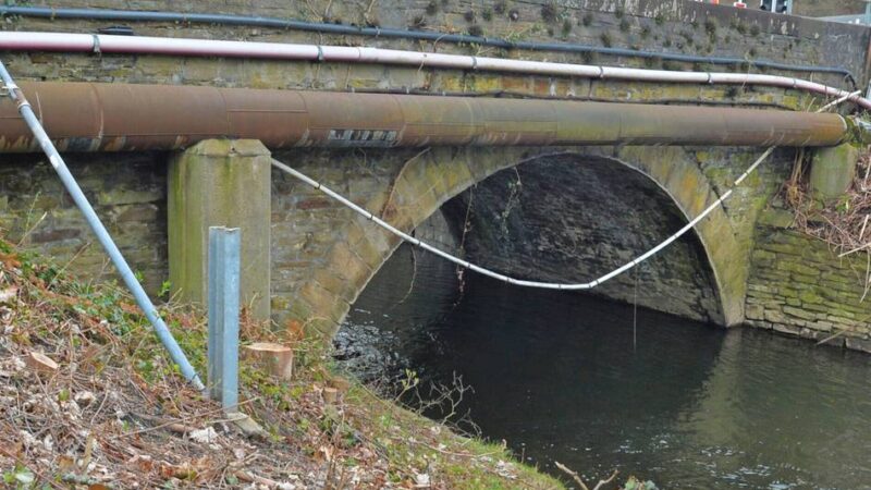 Zu der gesperrten Überquerung des Bachlaufs in Nierenhof gaben Fachleute von Straßen NRW Auskunft im Rat: Neue Deilbachbrücke ist in einem Jahr fertig